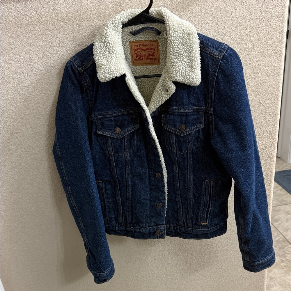 Women’s Levi's Dark Blue Denim Jacket with Cream Sherpa Lining